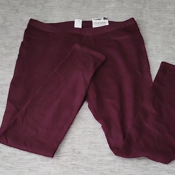 HUE Pants - HUE Deep Red Leggings